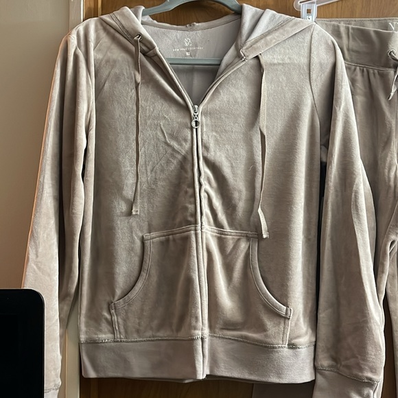 Velour jacket and pant set - Picture 2 of 4